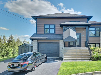 Sherbrooke: Magnifique propriété avec un garage attenant