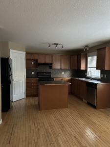 Airdrie Pet Friendly House For Rent | Big spacious house with basement
