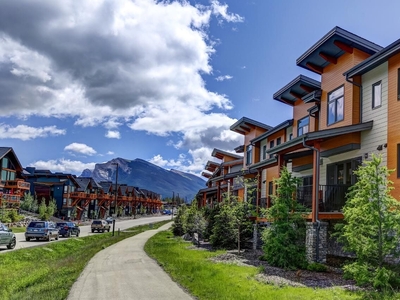 Canmore Townhouse For Rent | 3 Bedroom 2.5 Bathrooms