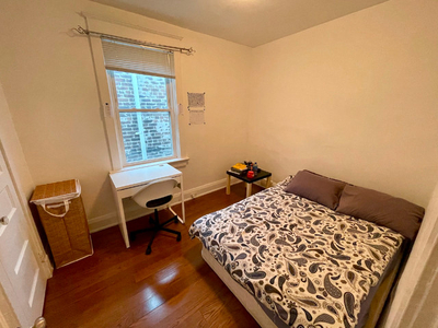 A cosy room in a nice, well-kept house in East Danforth