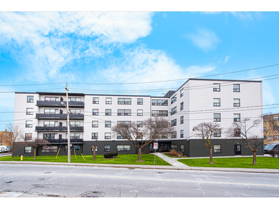 Bachelor Apartment for Rent - 1050 Castlefield Avenue