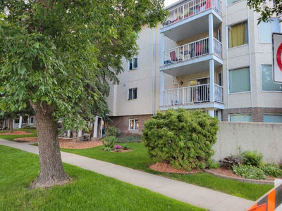 Beautiful 2 bedroom 2 bathroom condo available off Whyte Ave