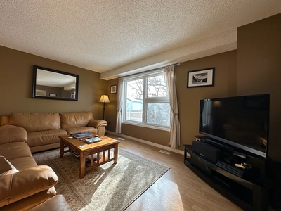 Calgary Pet Friendly Townhouse For Rent | Glenbrook | Spacious, quiet, 2-bed townhouse