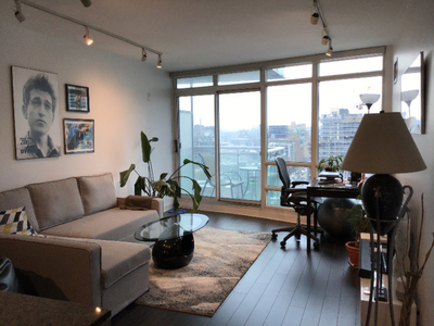 Furnished and bright 1 bed + den on high floor in downtown condo