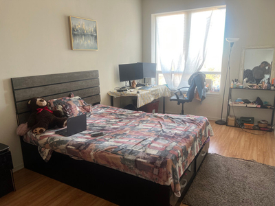 Masterbedroom available for 2 females (brampton downtown)