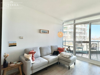 MODERN 2 BED, 2 BATH CONDO WITH LAKE VIEWS AND LUXE AMENITIES!