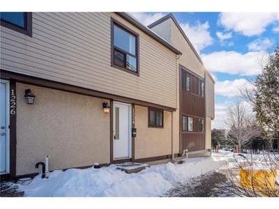 Townhouse In Beacon Hill South - Cardinal Heights, Ottawa, Ontario