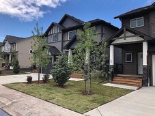 Airdrie Pet Friendly Townhouse For Rent | 3 bedroom duplex triplex with private