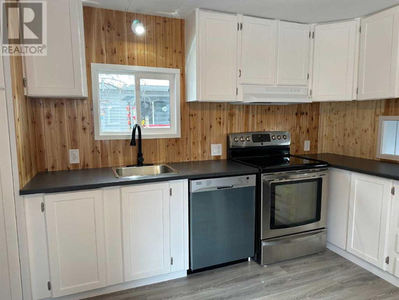 Charming 2 Bedroom Home in Sylvan Lake, AB - Ready to MOVE IN!