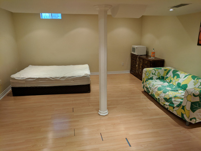 AVAILABLE IMMEDIATELY - Studio / Bachelor's basement apartment