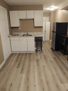 Barrie: Cozy Main Floor Bachelor/Studio Apartment available now