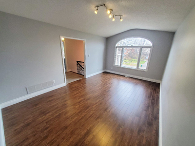Beautiful 3-bdrm main floor home in Courtice - with garage!