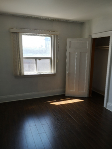bedroom with private bathroom, downtown Ossington/college