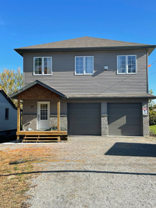 Newly constructed 3 bedroom rental. 1 min to highway 400