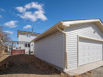 Oversized Insulated Double Garage for rent in NE Calgary