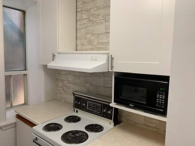 Private Furnished Room in a shared 4bed/2bath apartment-Yonge/St