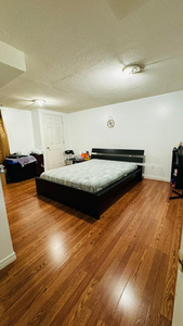 Room available with parking for rent in Brampton
