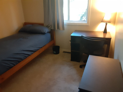 top floor room available for female in townhouse - south end