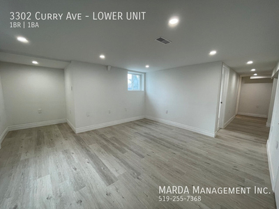 MODERN SPACIOUS 2 BED/1BATH LOWER UNIT IN SOUTH WINDSOR! INCLUSI