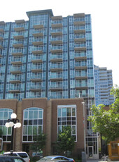 2 BATHROOMS, 2 BEDROOMS PLUS DEN. GREAT DOWNTOWN LOCATION.