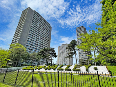 1 Bed+Den Condo with Park Views! Close to TTC/Downtown!