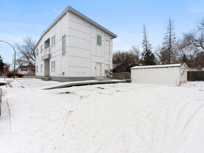 4400 Dewdney Ave - One Of A Kind Duplex In Rosemont