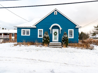 Charming 2-bedroom bungalow resting on an excellent 75' lot
