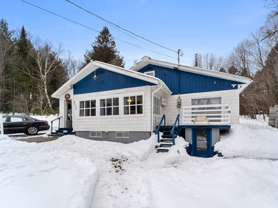 House for sale, 850 Ch. des Hauteurs, Laurentides, Quebec, in Saint-Hippolyte, Canada