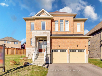 ⭐LUXURIOUS 5 BEDROOM DETACHED HOME IN THE HEART OF BOWMANVILLE!