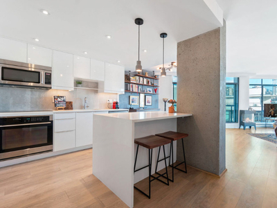 Stunning modern condo in Lower Lonsdale: 1 Bed 1 Bath