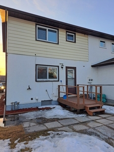 3 Bedroom, 2 Bathroom Attached Single-Family House in Crestview Area Available Immediately | 114 Bernadine Crescent, Winnipeg