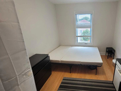 Furnished private room in East York, near subway station