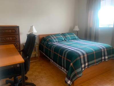 Room Available immediately - FEMALE Professional or Student
