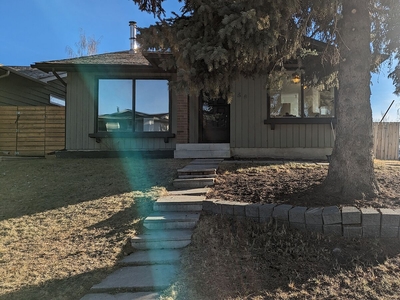 Calgary Pet Friendly Main Floor For Rent | Midnapore | Charming 3 Bed, 1 Bath