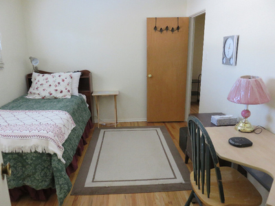Attn: U of C students, room for rent, walk to U of C!