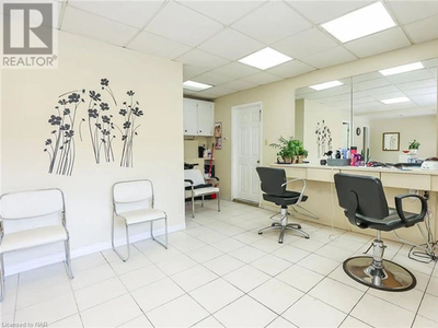 Barber chair and space for salon for rent Thorold downtown