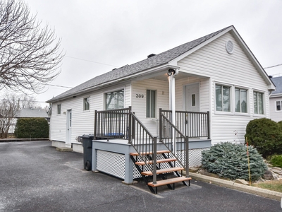 House for sale, 209 33e Avenue, Sainte-Marthe-sur-le-Lac, QC J0N1P0, CA, in Sainte-Marthe-sur-le-Lac, Canada