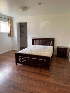 Large private bedroom in Henderson Oak bay, available Mar1