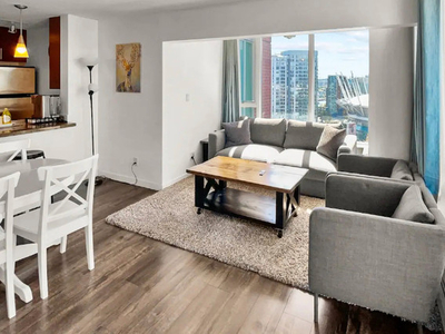 Vancouver Downtown: Comfortable Bedroom with Utilities Included