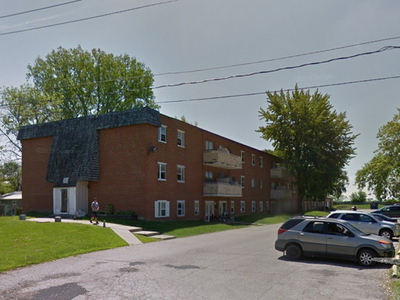 BEAUTIFUL 2 BR APARTMENT IN WALLACEBURG - PERFECT FOR 50+!!!