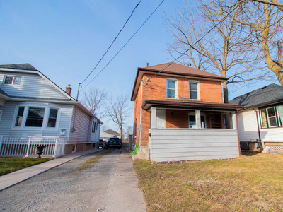 **NEWLY RENOVATED** BEAUTIFUL 3 BEDROOM HOUSE IN ST. CATHARINES!