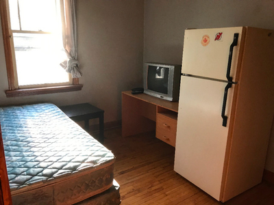 nice clean room with all utilties/wifi/TV/ parking in down town