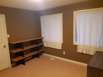 Peaceful, quiet tidy room in single SW, professional only
