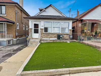Spacious 3 Bed 2 Bath Detached Home in Toronto