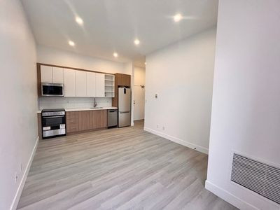 Spacious and Bright Downtown Apt | College Street