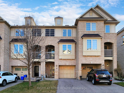 2 Bedrooms Freehold Townhouse: Central East, Ajax!
