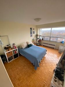 1 Room in 2 Bedroom Apartment - Midtown