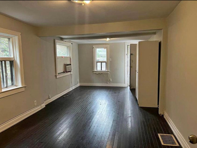 Large Private Bedroom for sharing Downtown