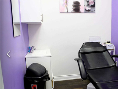 Room for rent in Pickering salon