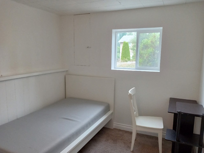 Room for sharing - with another in 2 bedroom suit